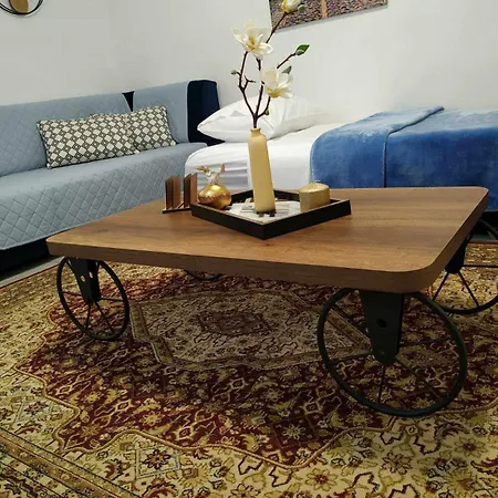 Chrysanty's Tea House Apartment *