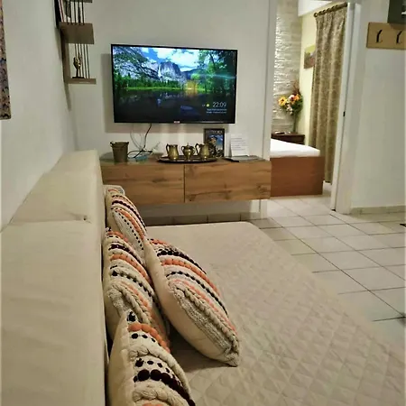 公寓 Chrysanty's Tea House *