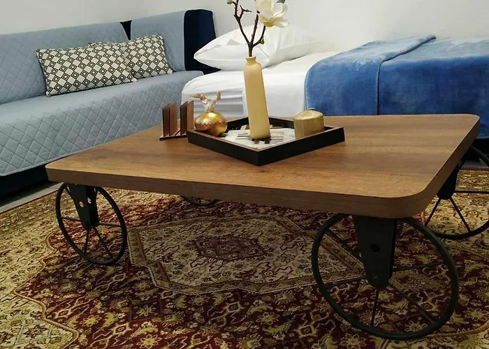 Chrysanty's Tea House Apartment *